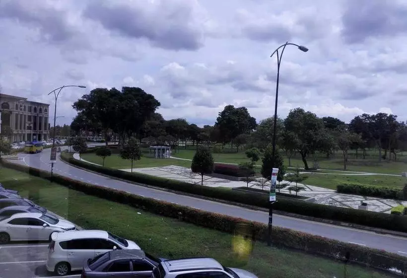 هتل By The Park Plt