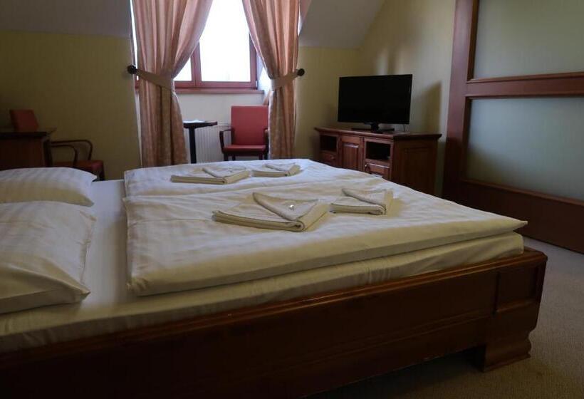 ペンション Husacina&penzión Karolína