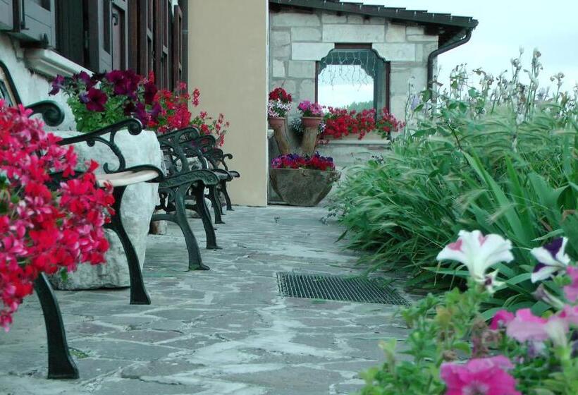 Отель Altopiano Delle Rocche