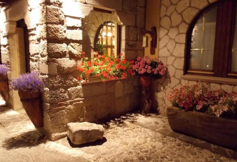 Отель Altopiano Delle Rocche