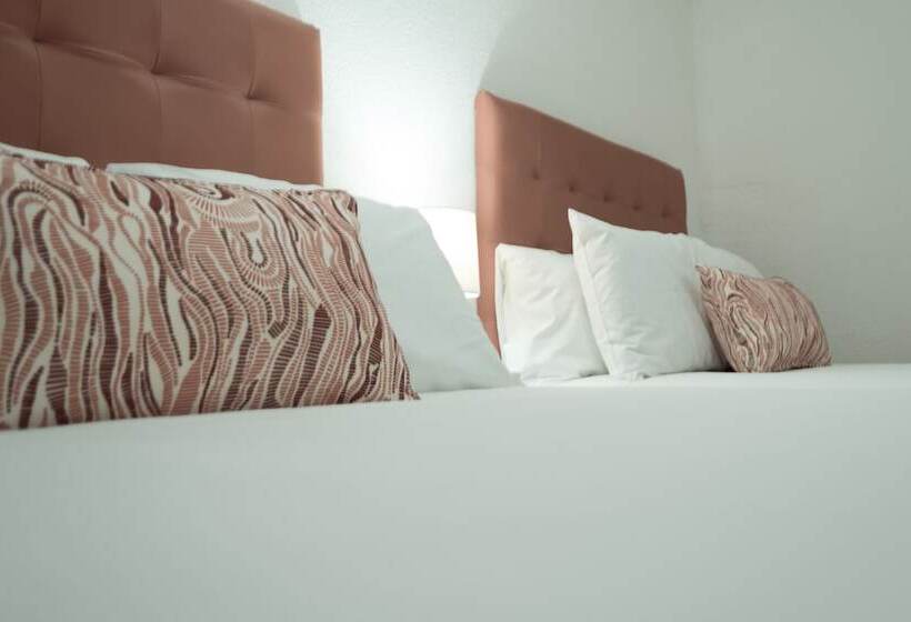 تختخواب و صبحانه In & Out