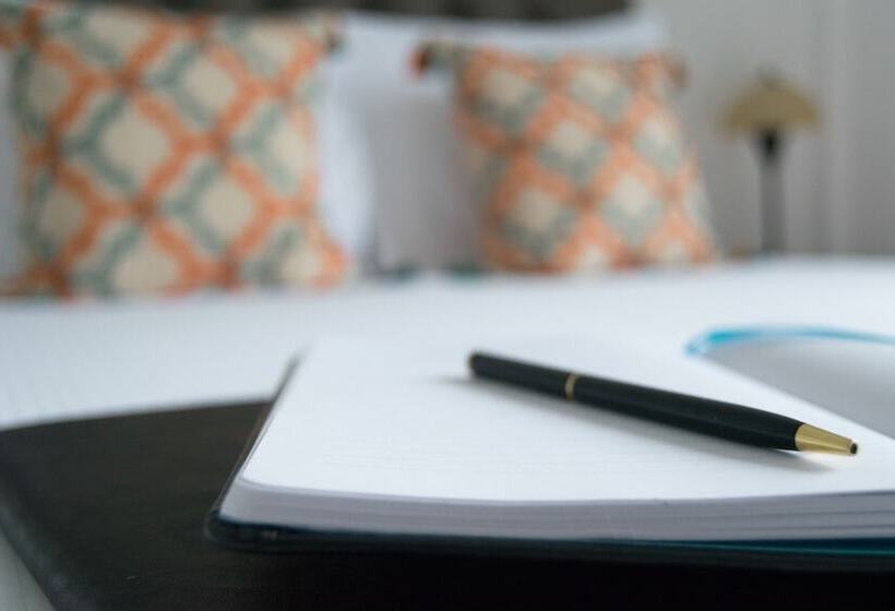 تختخواب و صبحانه In & Out