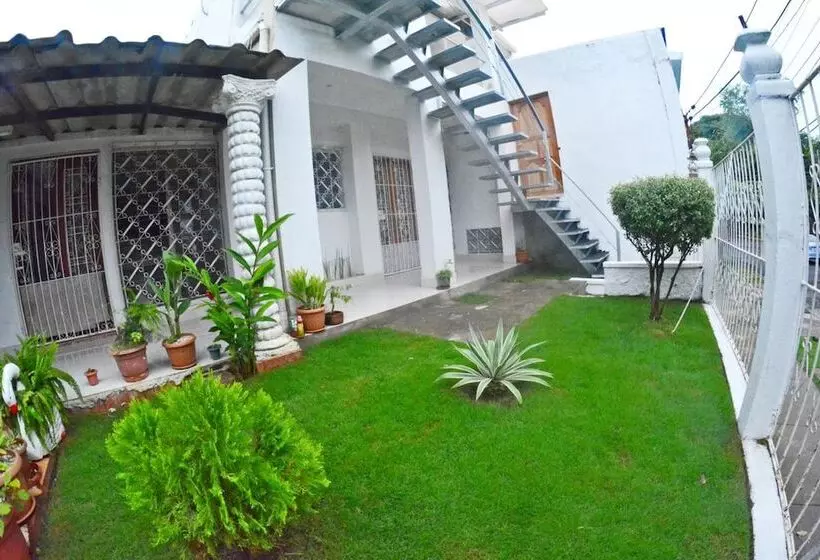 تختخواب و صبحانه Hostal Santa Martha
