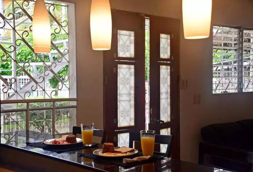 تختخواب و صبحانه Hostal Santa Martha