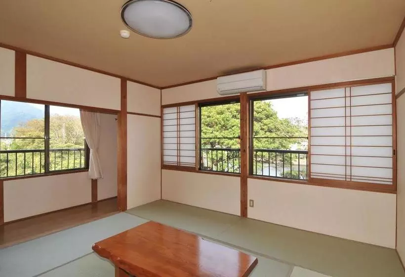 旅館 Minshuku Yakusugisou
