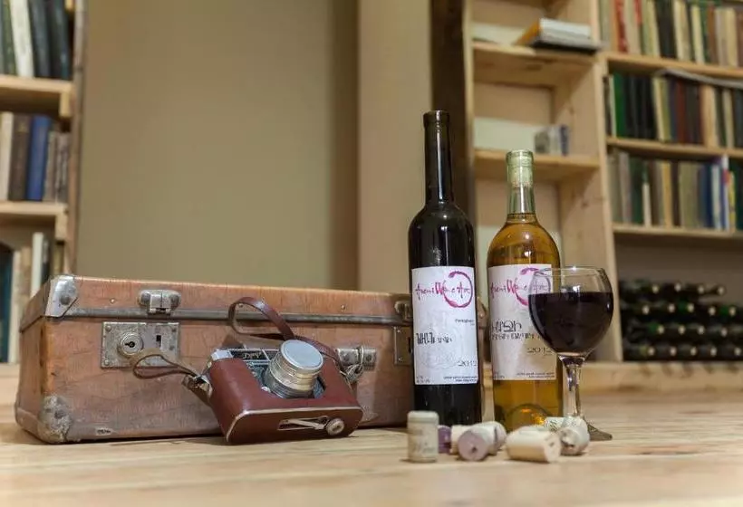 تختخواب و صبحانه Areni Wine Art