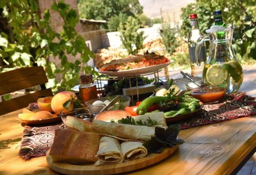 تختخواب و صبحانه Areni Wine Art