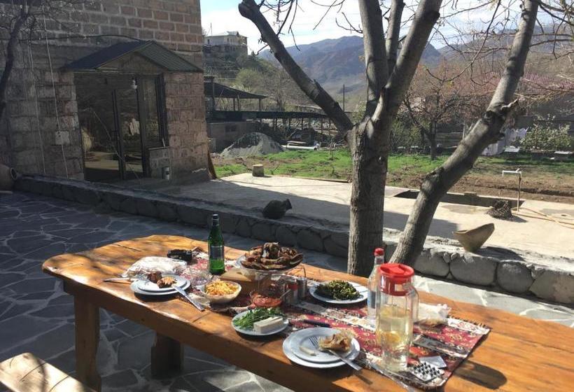 تختخواب و صبحانه Areni Wine Art