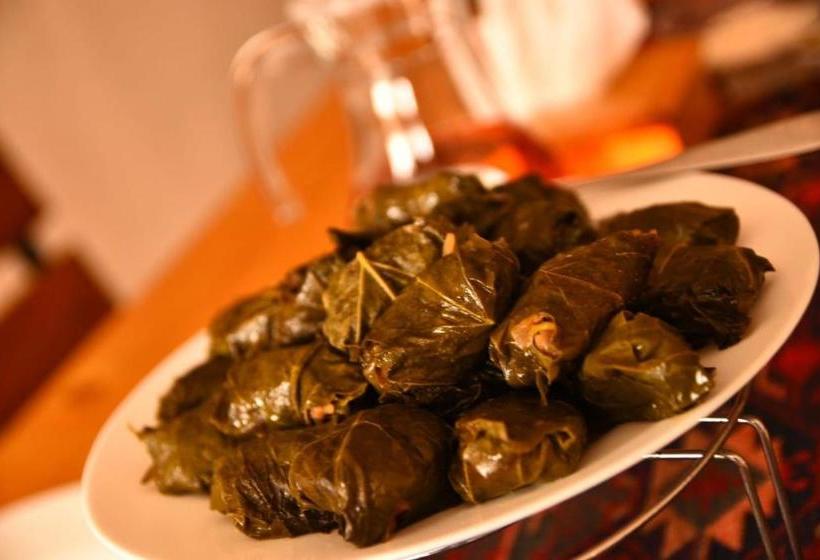 تختخواب و صبحانه Areni Wine Art