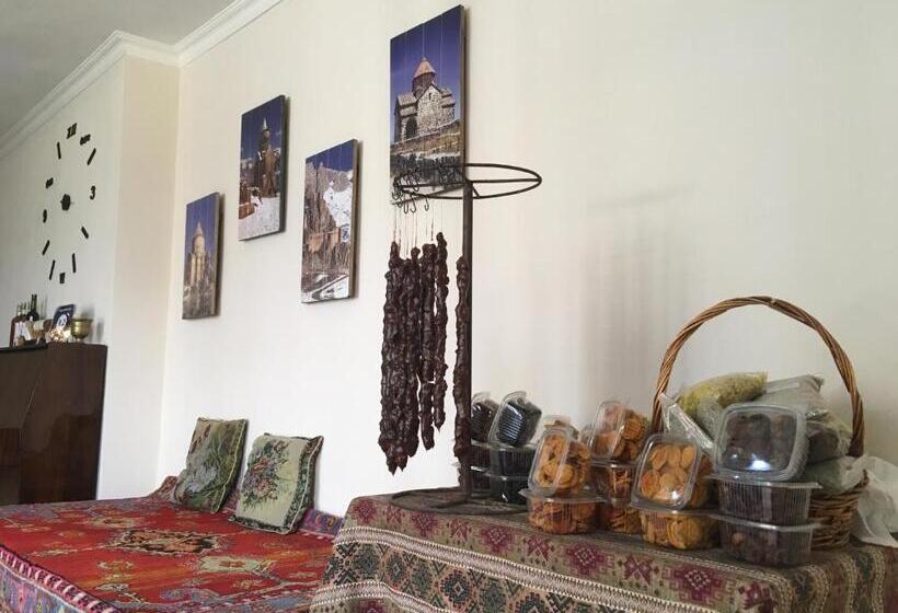 تختخواب و صبحانه Areni Wine Art