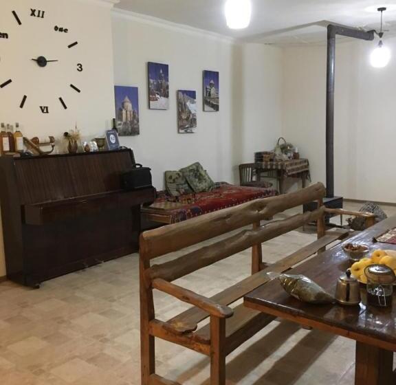 تختخواب و صبحانه Areni Wine Art