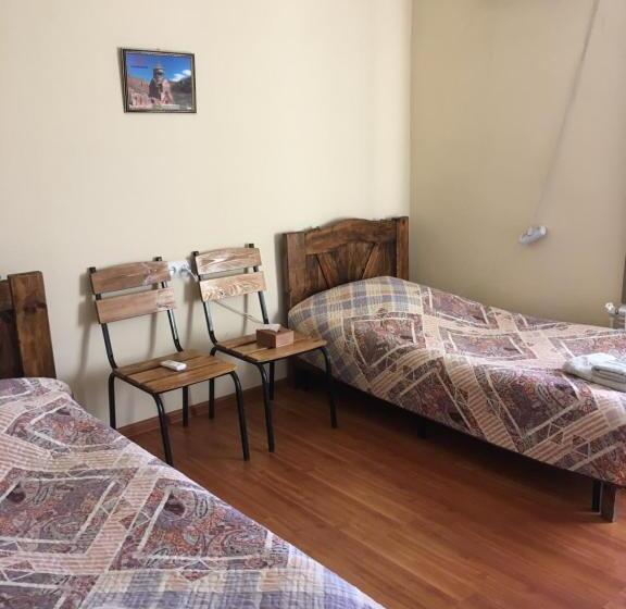 تختخواب و صبحانه Areni Wine Art