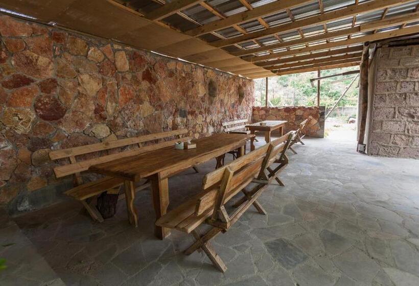 تختخواب و صبحانه Areni Wine Art