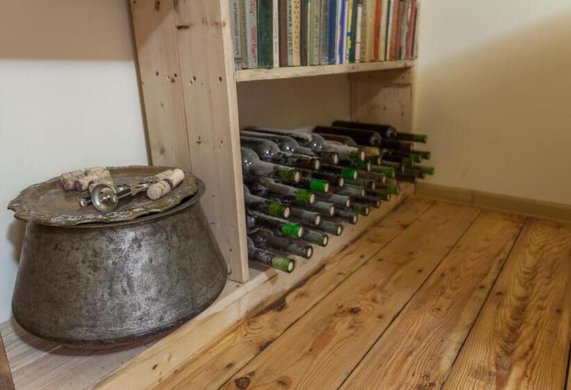 تختخواب و صبحانه Areni Wine Art