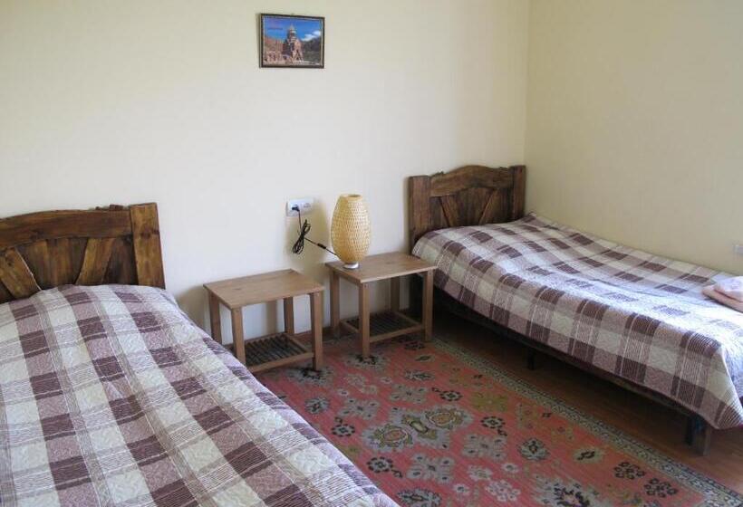 تختخواب و صبحانه Areni Wine Art