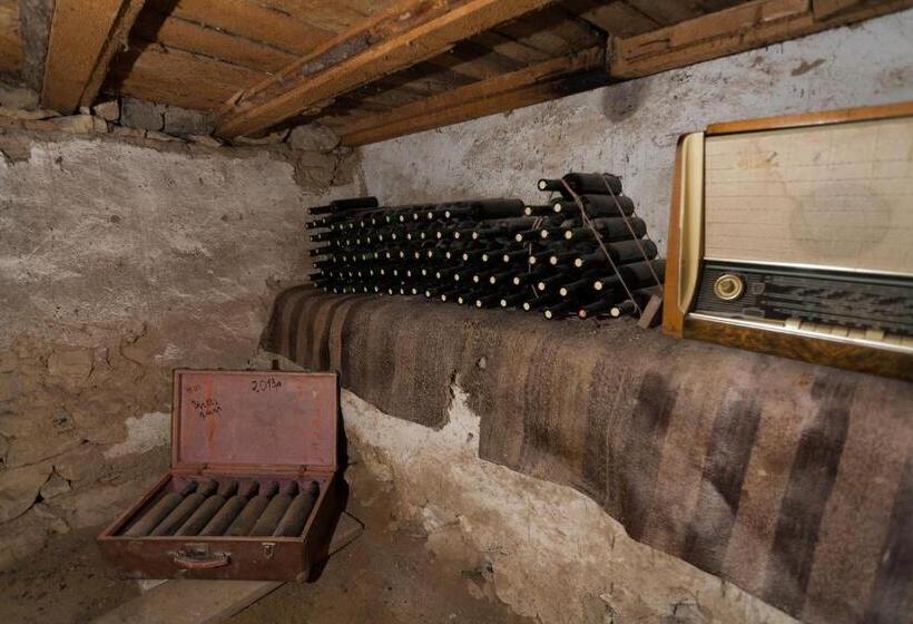 تختخواب و صبحانه Areni Wine Art