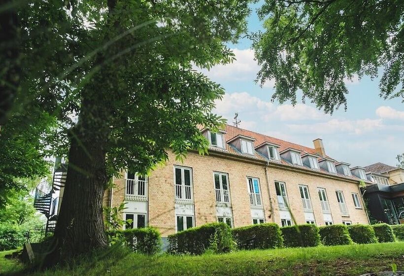 Hostel Fredensborg Vandrerhjem, I Kongens Baghave