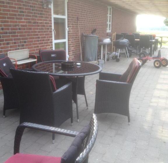 Give Bed & Breakfast