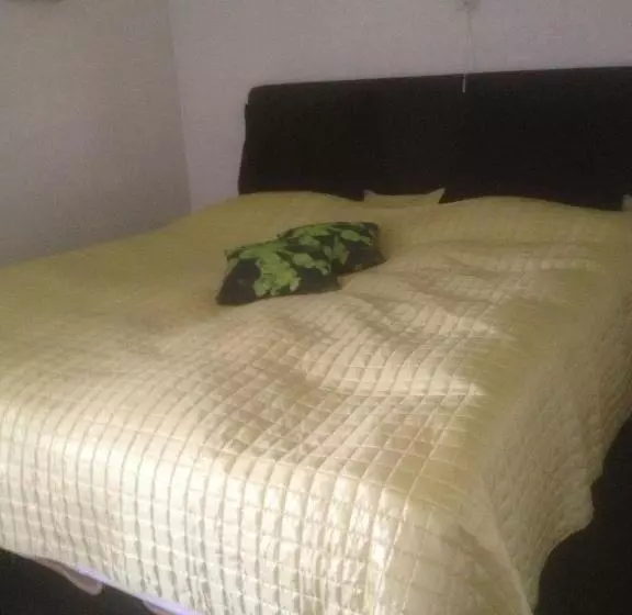 Give Bed & Breakfast