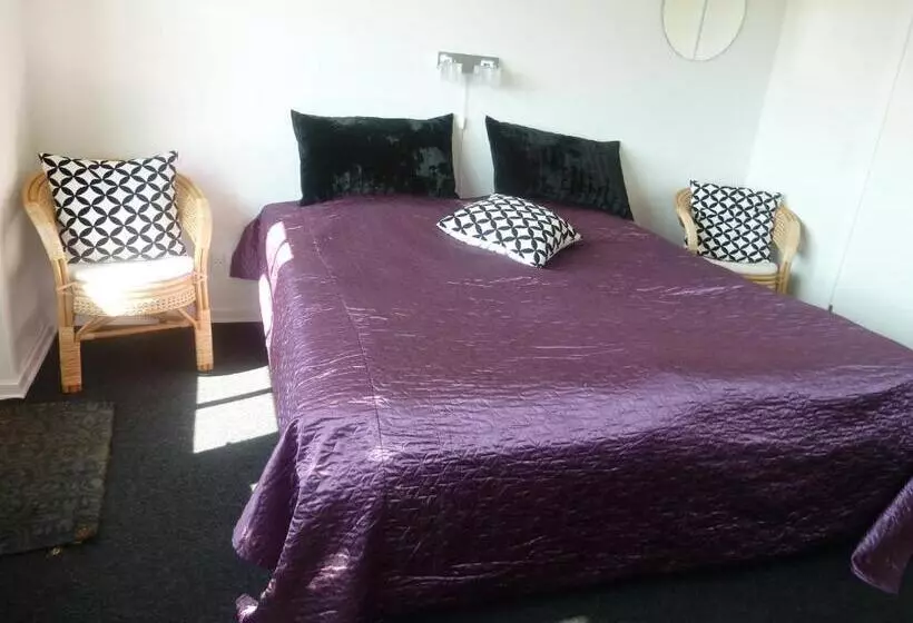 Give Bed & Breakfast