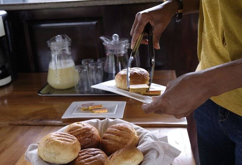 בית מלון כפרי The Highbridge Guest Lodge