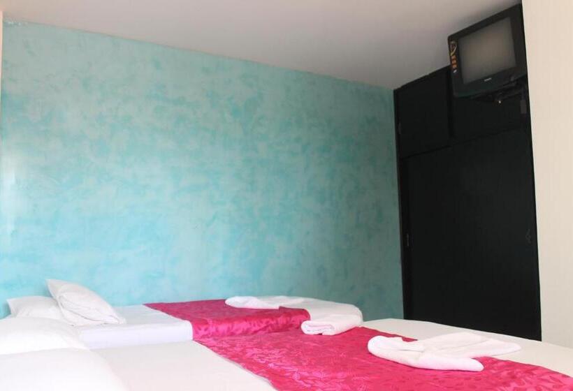 בית מלון כפרי Y Parque Turístico Navar City