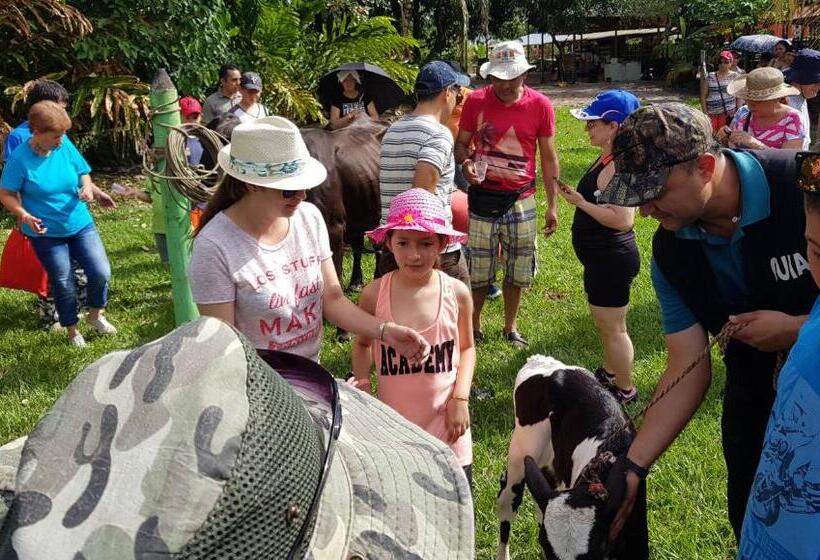 בית מלון כפרי Y Parque Turístico Navar City