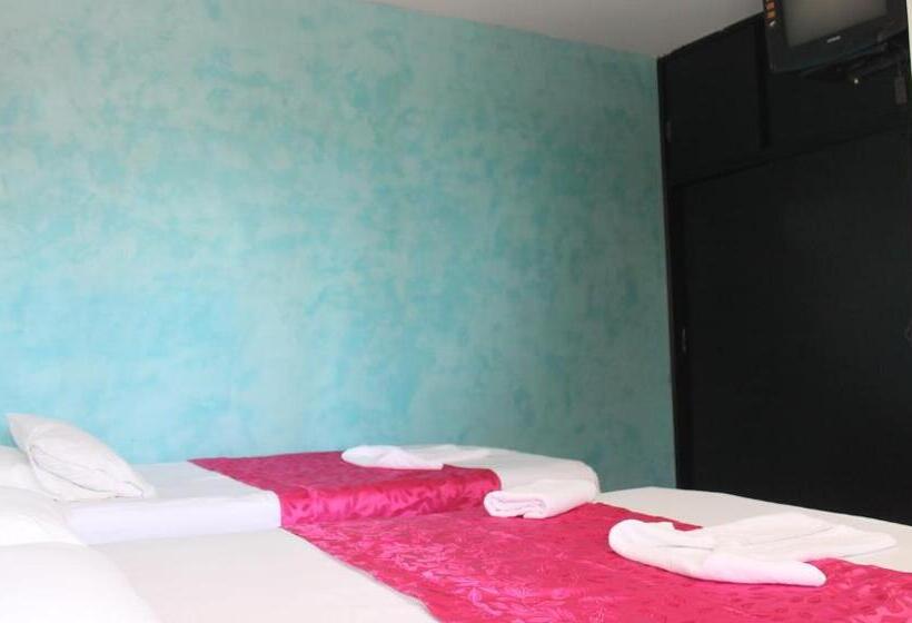 בית מלון כפרי Y Parque Turístico Navar City