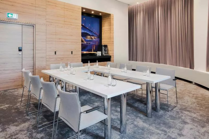 ホテル Golden Tulip Warsaw Airport