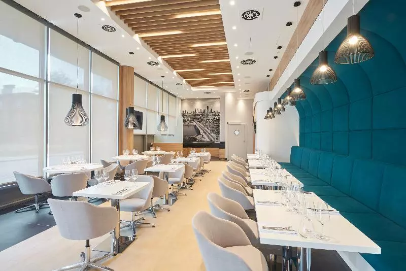 ホテル Golden Tulip Warsaw Airport