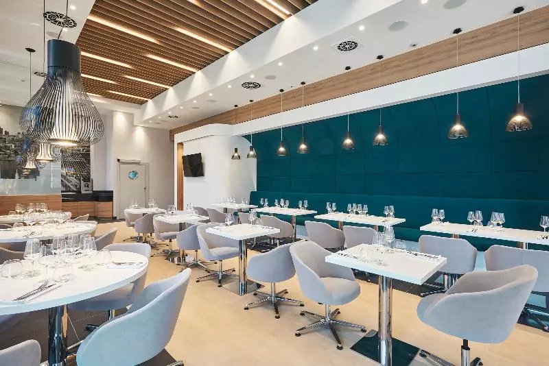 ホテル Golden Tulip Warsaw Airport