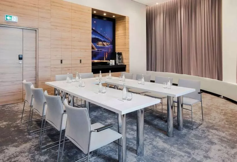 ホテル Golden Tulip Warsaw Airport
