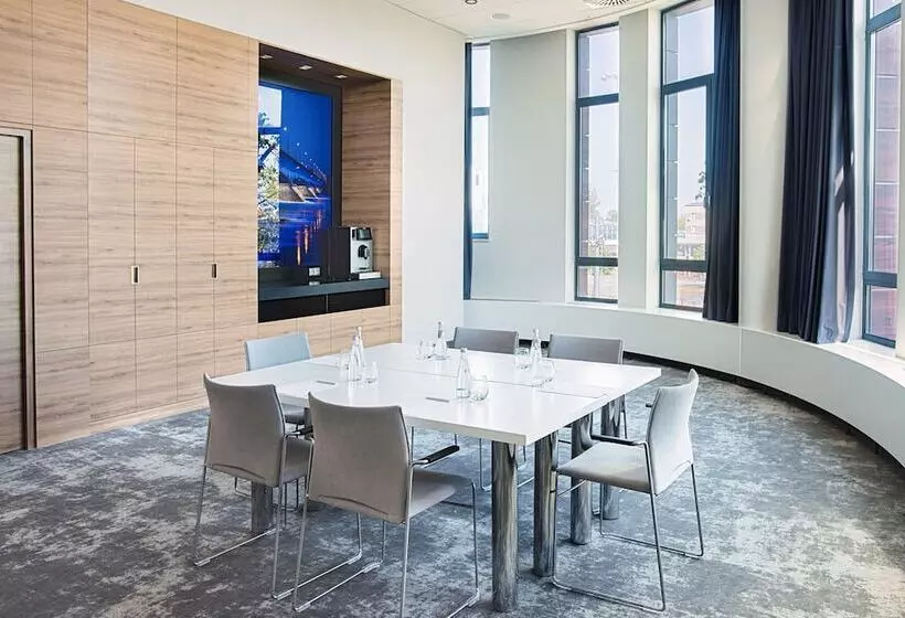 ホテル Golden Tulip Warsaw Airport