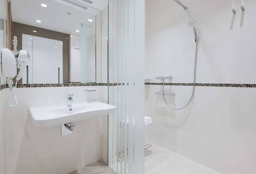 فندق Golden Tulip Warsaw Airport