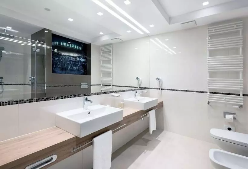 ホテル Golden Tulip Warsaw Airport