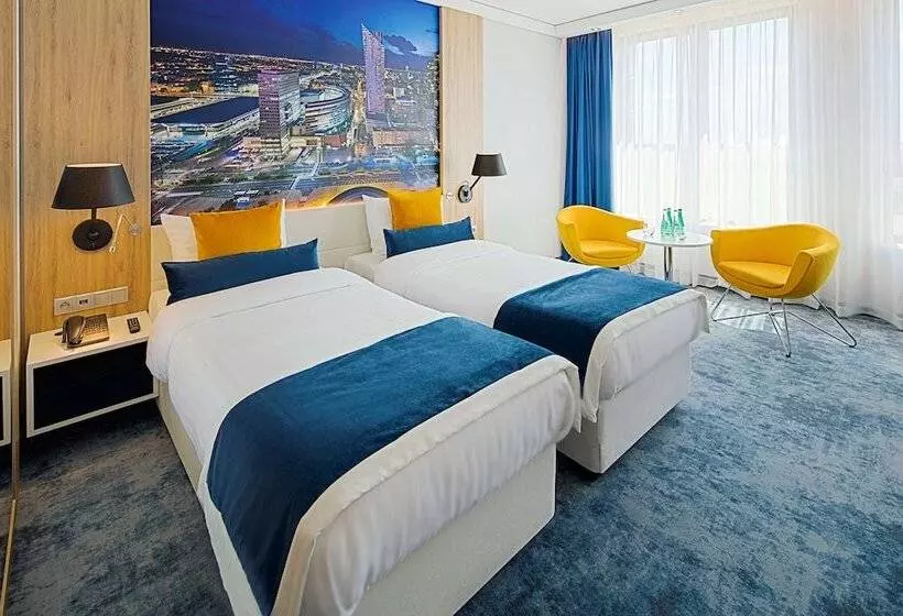 ホテル Golden Tulip Warsaw Airport