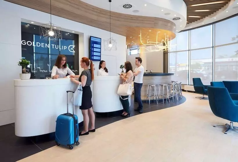 ホテル Golden Tulip Warsaw Airport