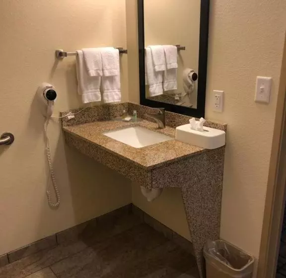 Cobblestone Hotel & Suites Paxton