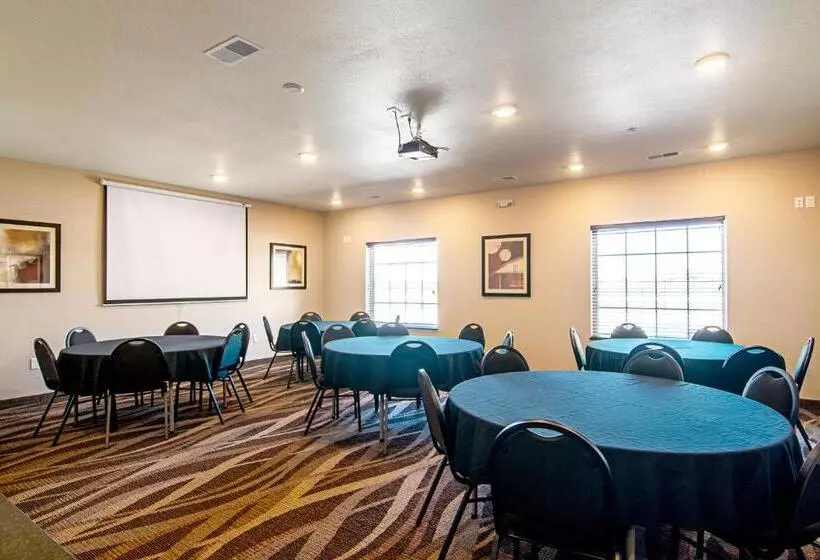 Cobblestone Hotel & Suites Paxton