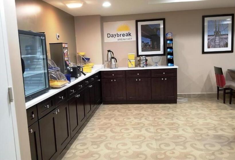 فندق Days Inn By Wyndham Brooklyn Marine Park