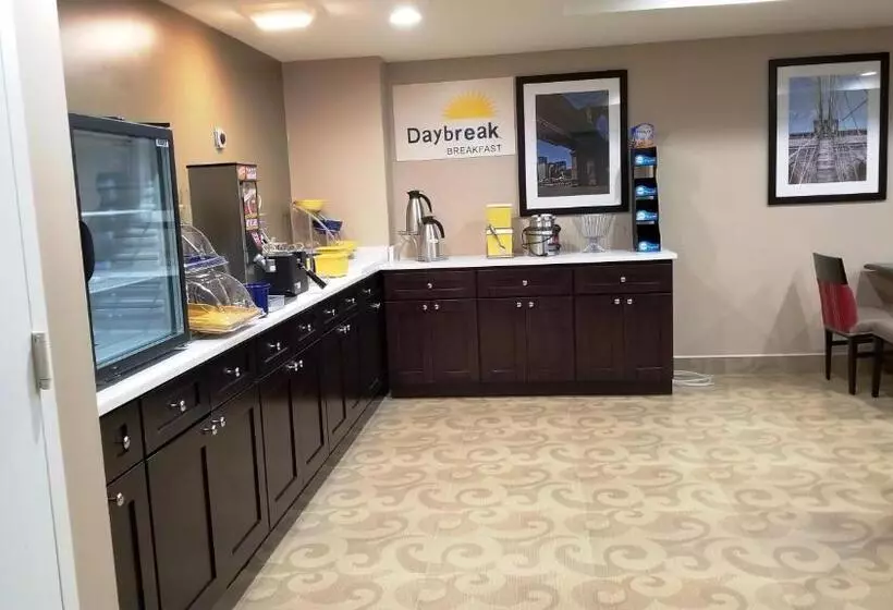 ホテル Days Inn By Wyndham Brooklyn Marine Park