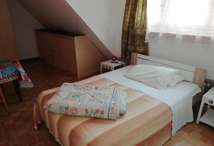 فندق Gasthaus Pension Flora