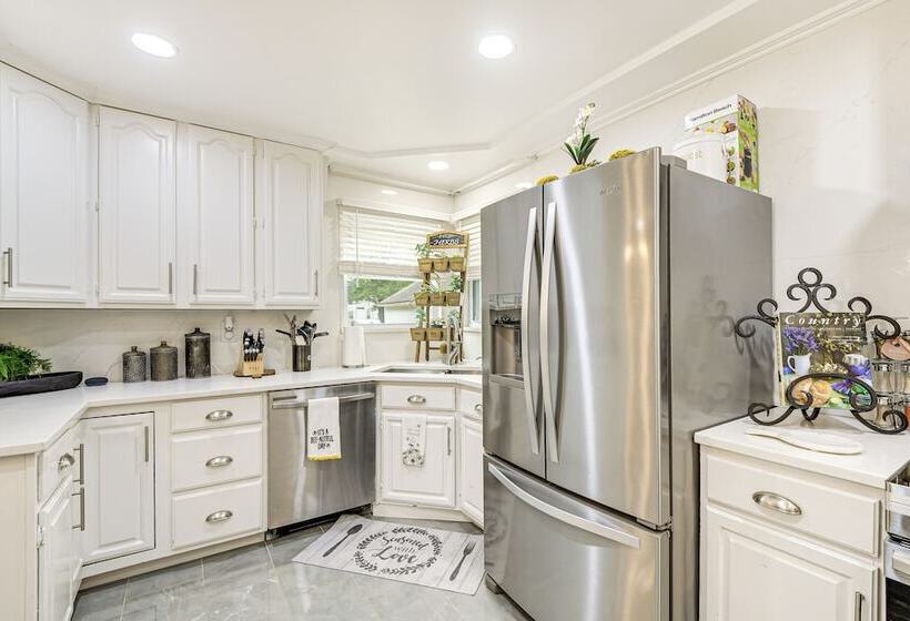 Fire Pit & Gazebo Luxe Severn Family Home!