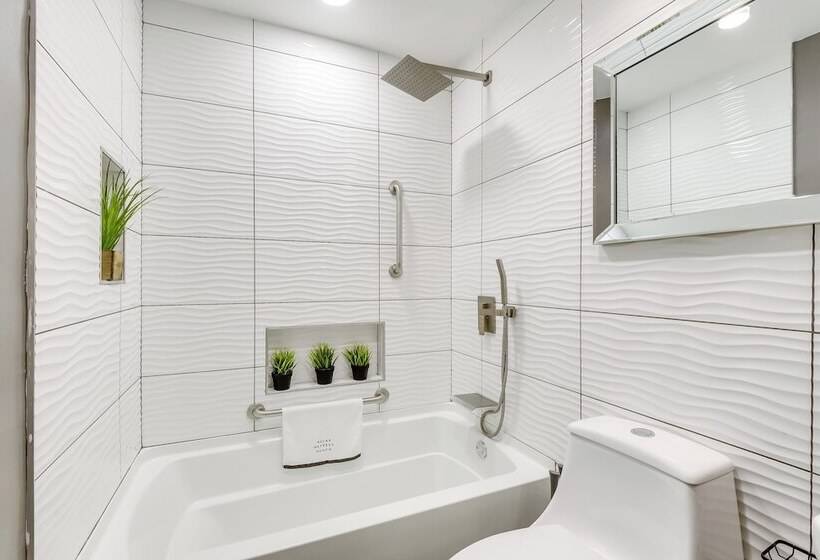 Fire Pit & Gazebo Luxe Severn Family Home!