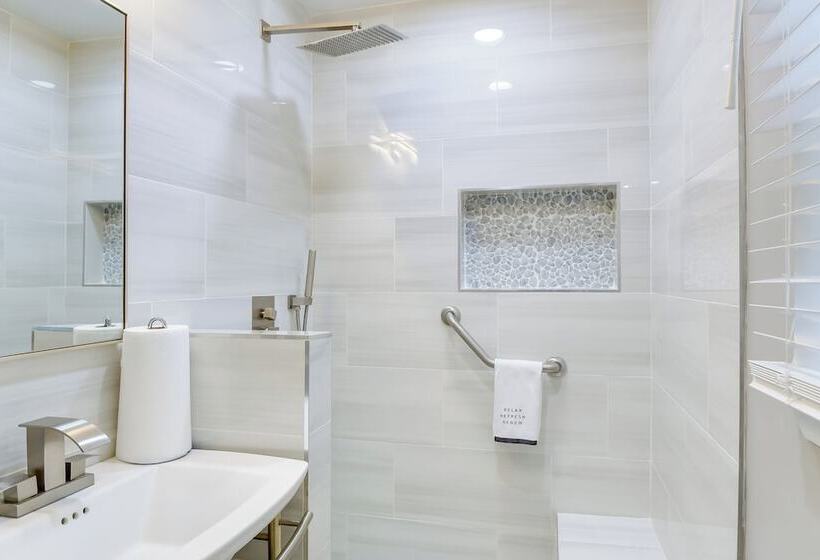 Fire Pit & Gazebo Luxe Severn Family Home!