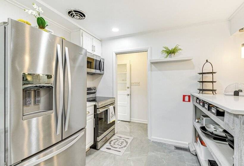 Fire Pit & Gazebo Luxe Severn Family Home!