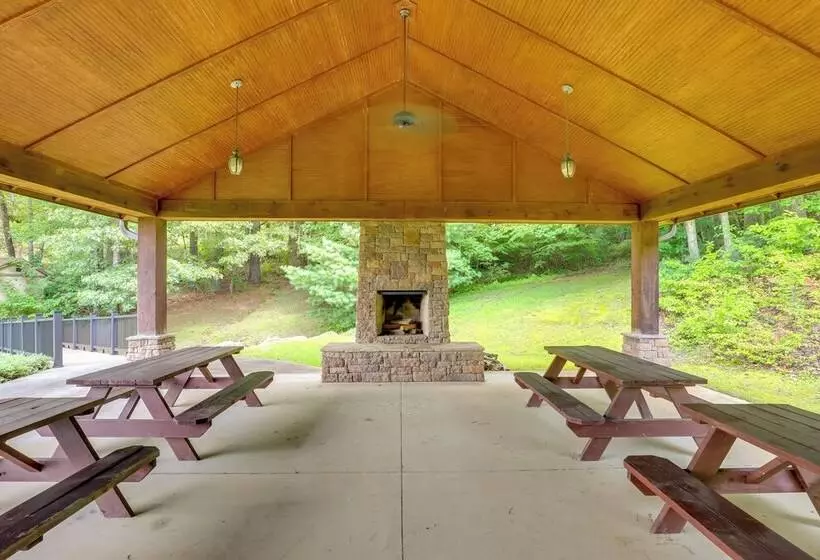 Secluded Retreat W/ Hot Tub, 10 Mi To Asheville!