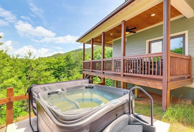 Secluded Retreat W/ Hot Tub, 10 Mi To Asheville!