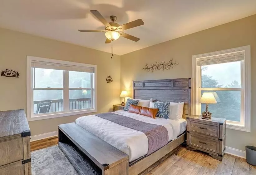 Secluded Retreat W/ Hot Tub, 10 Mi To Asheville!
