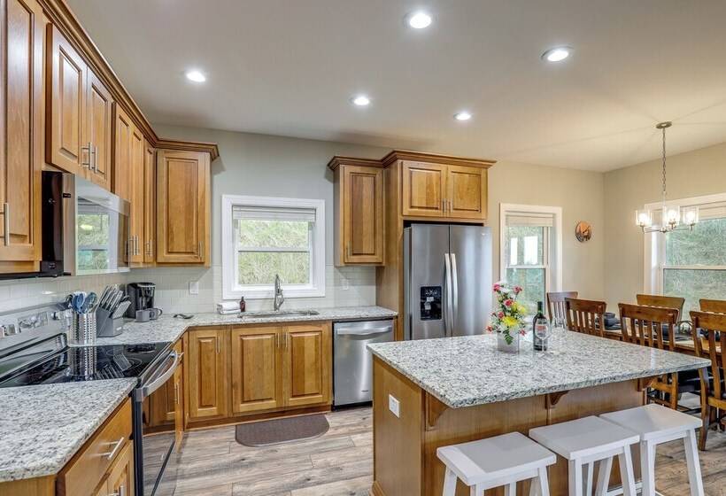 Secluded Retreat W/ Hot Tub, 10 Mi To Asheville!